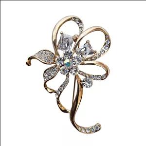 سنجاق سینه زنانه مدل نگین دار طرح گل ۸۶۷۷