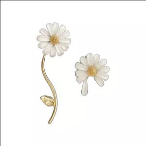 گوشواره زنانه وای اس ایکس مدل گل بابونه