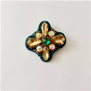 گل سینه زنانه مدل  جواهر دوزی گل زمردی