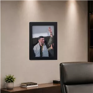 تابلو طرح رهبری معظم در جوانی کد Dst01 فریم مشکی