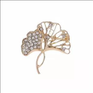 گل سینه زنانه مدل برگ بلورین