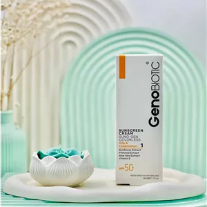 کرم ضد آفتاب SPF50 بی رنگ پوست چرب و مختلط ژنوبایوتیک 50 میلی لیتر