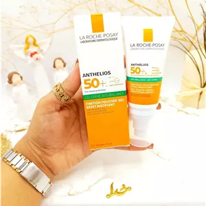 کرم ضدآفتاب بی رنگ مخصوص پوست چرب و مختلط و مستعد جوش لاروش پوزای SPF50 کد 6430