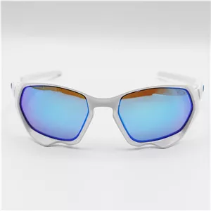 عینک آفتابی ورزشی با فریم سفید رنگ، عدسی آینه ای و آبی رنگ برند اوکلی Oakley مدل 2742