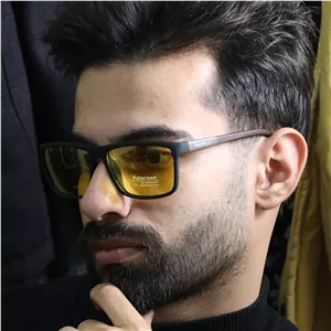 عینک شب دیزل با فریم مشکی مات، مستطیلی، دسته چوبی، رنگ قهوه‌ای و لنز پلاریزه و زرد رنگ مدل P5304