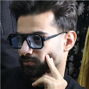 عینک دید در شب PRADA با فریم مربعی شکل، رنگ هاوانا براق و لنز آبی رنگ مدل ZN3903