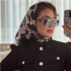 عینک آفتابی ورساچه با فریم طلایی و سفید رنگ، شکل چند ضلعی و لنز دودی تیره مدل 22206