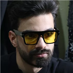 عینک دید در شب تام فورد با فریم مربعی شکل، رنگ مشکی براق و لنز زرد رنگ مدل E5083