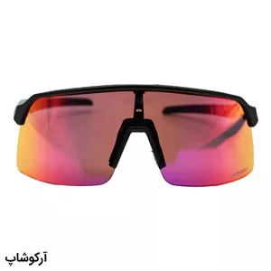 عینک ورزشی اوکلی 3 کاوره، با فریم مشکی رنگ، طرح نیم فریم، و دسته سبز تیره و لنز Prizm مدل OO9464-0539