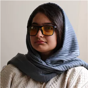 عینک شب پورشه دیزاین با فریم مستطیلی شکل، رنگ مشکی مات، دسته فنردار و لنز زرد رنگ مدل 1082
