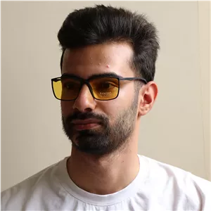 عینک دید در شب پورشه دیزاین با فریم مستطیلی شکل، رنگ مشکی مات و لنز زرد رنگ مدل Y151