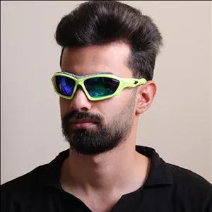 عینک ورزشی OAKLEY با فریم مشکی رنگ، بیس‌دار و لنز آینه‌ای و جیوه‌ای رنگ آبی مدل 5347