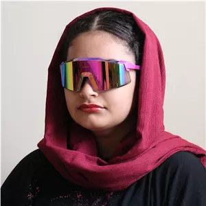 عینک ورزشی اوکلی با فریم و دسته نقره‌ای رنگ، عدسی آینه‌ای و نقره‌ای رنگ مدل OA9917