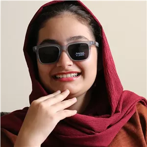 عینک آفتابی Gucci با فریم رنگ مشکی براق، شکل مربعی و لنز دودی تیره و پلاریزه مدل P7123