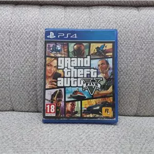 دیسک بازی GTA V برای PS4 همراه با نقشه