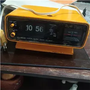 رادیو قدیمی تقویم دار