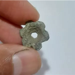 دکمه فلزی خیلی قدیمی بشکل گل