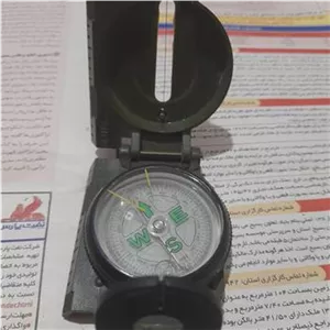یک عدد قطب نما همراه با جلو برزنتی
