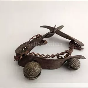 قلاده چرمی قدیمی با 2 قرچه یا زنگوله برنجی (50390)