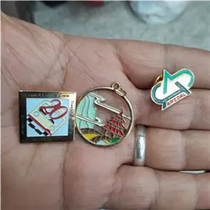 سه عددسنجاق سینه