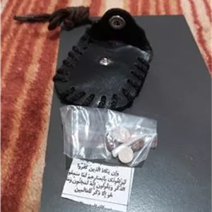 مهره مار قدیم متصل با دعا وکیف بسیارکهنه