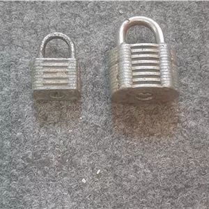 2 عدد با هم قفل بسیار قدیمی بدون کلید
