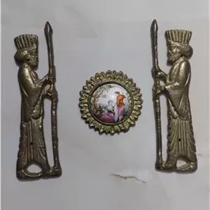 دیوارکوب قدیمی سربازهخامنشی از روی درباز شده توضیح