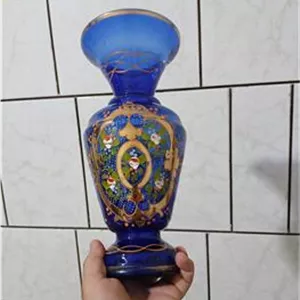 گلدان شیشه ای آبی رنگ قدیمی