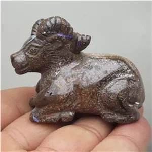 مجسمه سنگی حدید بز کوهی نشسته
