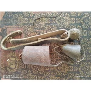 زنگوله قدیمی وکمربند