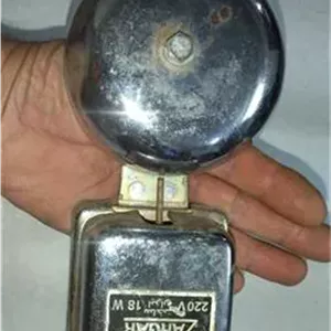 زنگ مدرسه قدیمی بزرگ