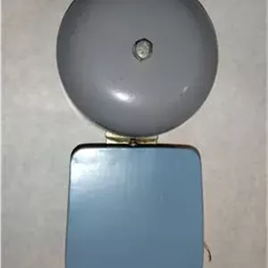 زنگ مدرسه قدیمی بزرگ