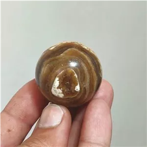 گوی 36 میلیمتری سنگ آراگونیت عسلی چشم ببری