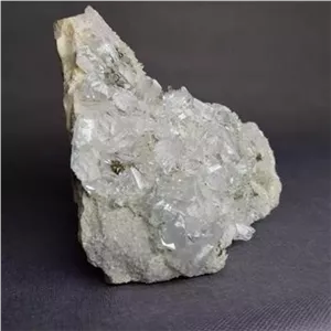 گوهر سنگ سلنایت درشت بلور با پیریت طلایی