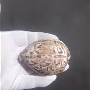 خط به صورت دستی پنج تن حکاکی روی صدف