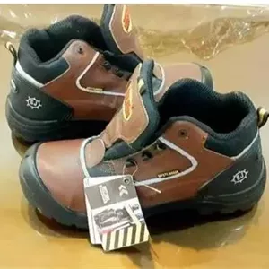 کفش ایمنی ضد آب و ضد اسید سیفتی جاگر SAFETY JOGGER