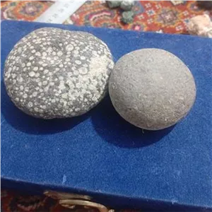 دو سنگ بکر طبیعی گرد و متخلخل