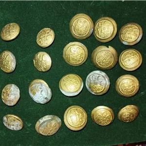 بیست عدد دکمه عتیقه آستان قدس