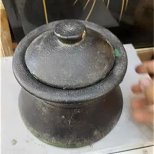 دیگ سفالی لعاب دار قدیمی مطابق تصویر لب پر دارد 