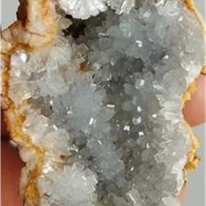 سلستین زیبای سمنان با رنگ آبی آسمانی