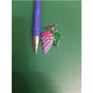 سنجاق سینه کوچک انگور قدیمی