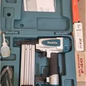 میخکوب بادی ماکیتا af505 به همراه تعدادی میخ