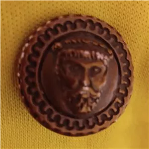 دکمه برنزی رخ دار قدیمی