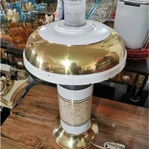 چراغ آباژور قدیمی برنجی جباب شکستگی دارد