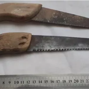 یک عدد اره ی کوچک قدیمی (بالایی در تصویر اصلی)