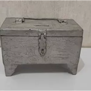 قلک یا جعبه آهنی قدیمی و دستساز
