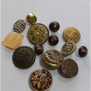تعدادی دکمه طرح قدیمی پلاستیکی