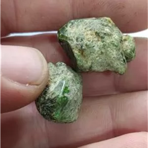 دو عدد سنگ معدنی گارنت سبز اصیل طبیعی