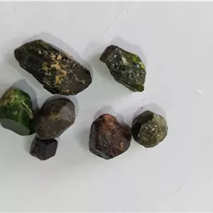 تعدادی سنگ معدنی گارنت سبز زیبا یکیش قرمز