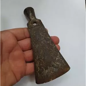 تیشه فولادی قدیمی نقش نگار دار بدون دسته